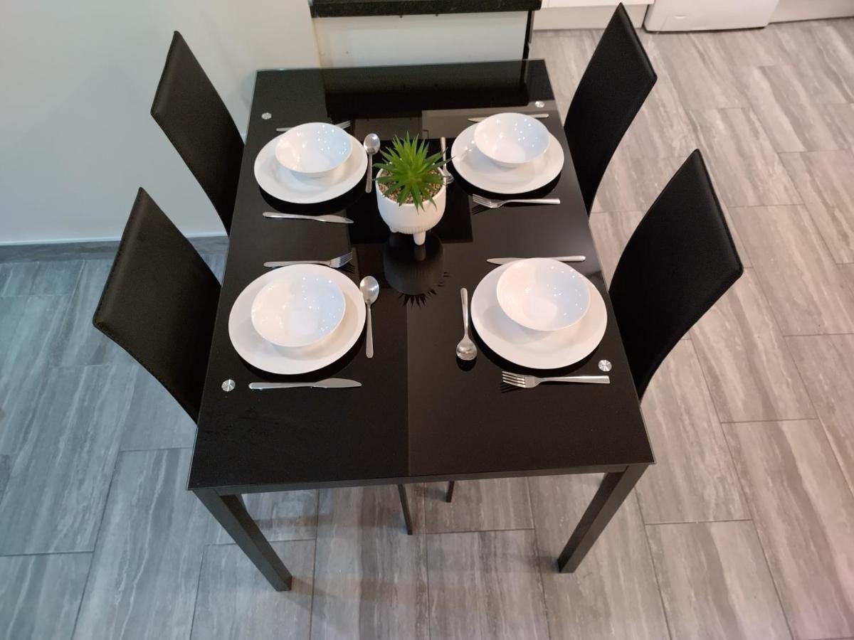 Queens Holiday Apartment Pembroke Dock Extérieur photo