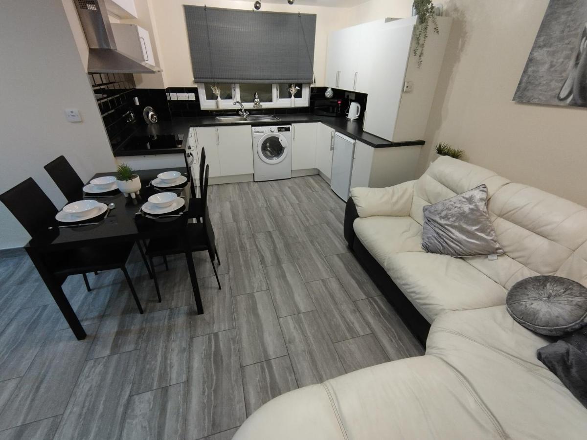 Queens Holiday Apartment Pembroke Dock Extérieur photo