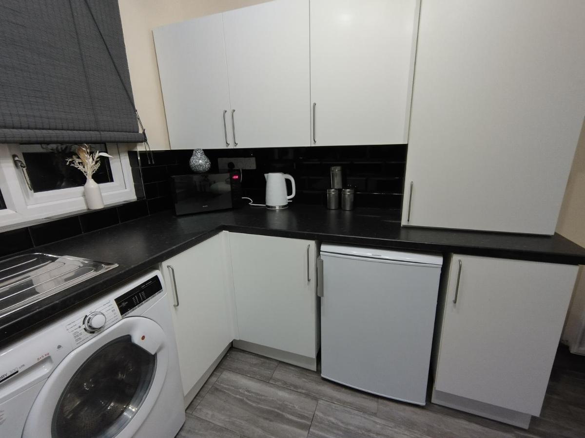 Queens Holiday Apartment Pembroke Dock Extérieur photo