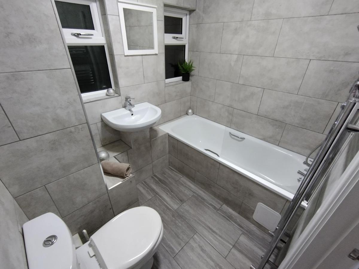 Queens Holiday Apartment Pembroke Dock Extérieur photo